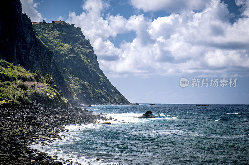 从Ilhéu da Viúva ou da Rocha do Navio眺望马德拉海岸线